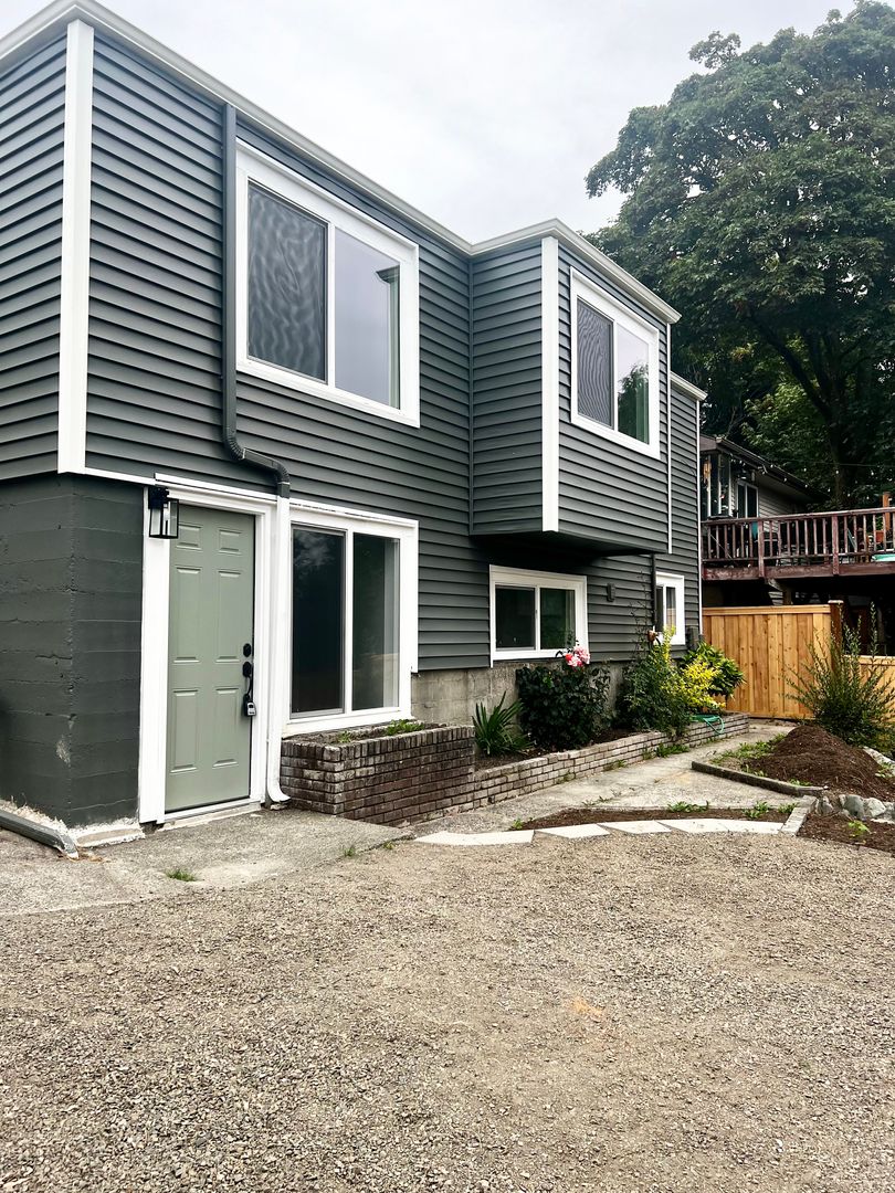 Bremerton Apartment: 804/806 S Marion Ave