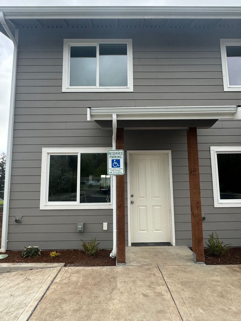 Silverdale Apartment: 9218 Conroy Place