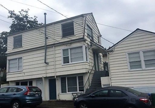 6-plex unit close to in town Bremerton amenities.