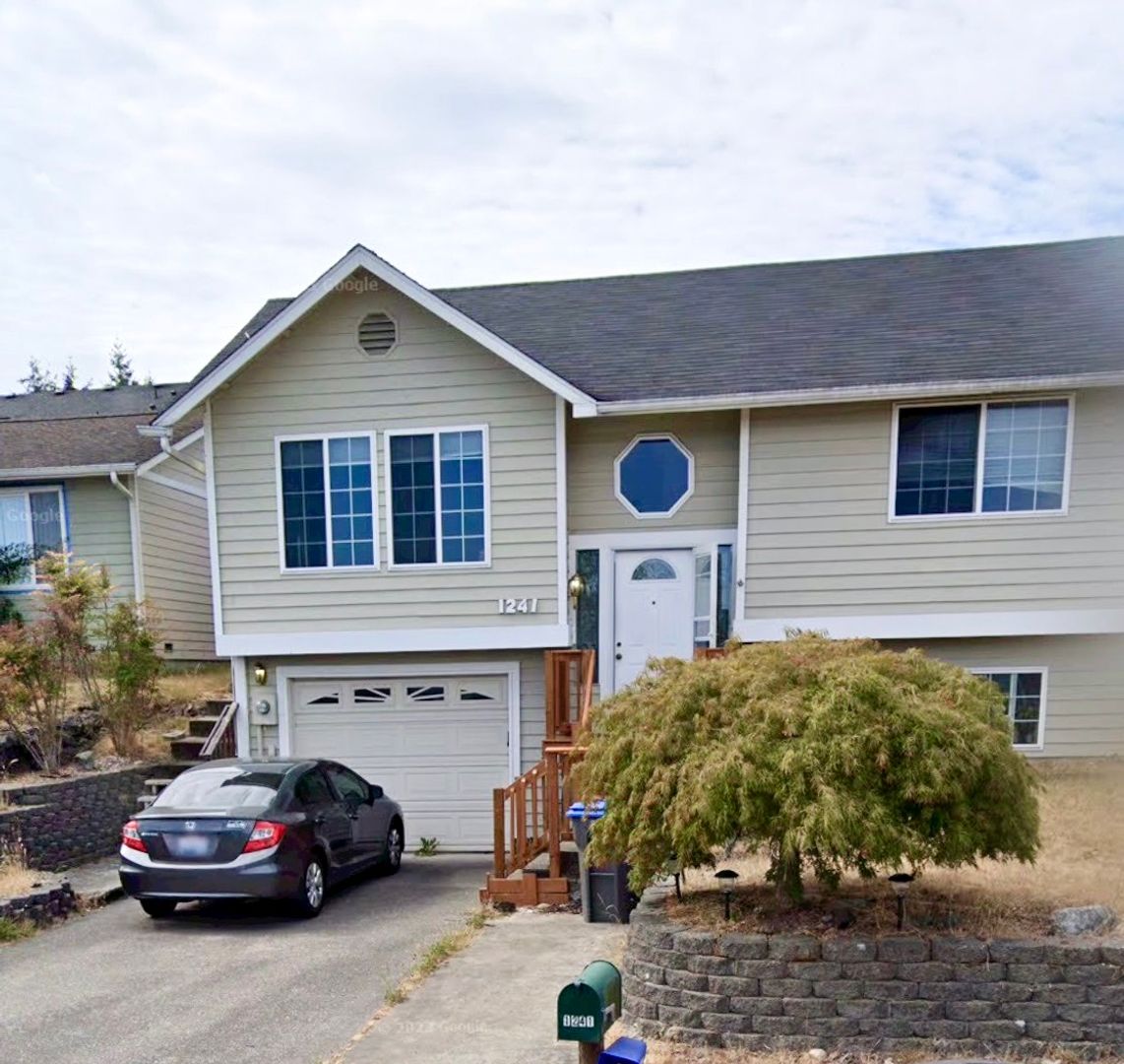 Bremerton House: 1241 Lansing Avenue W