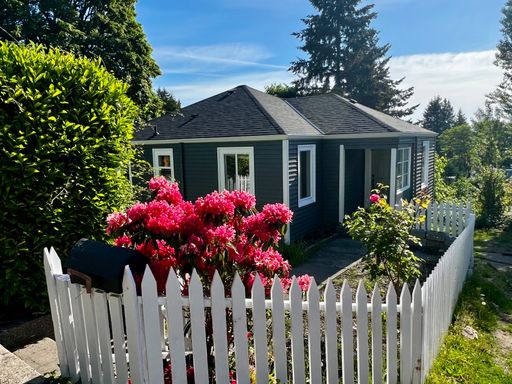A duplex unit on a quiet, dead-end street in Bremerton. – photo 1