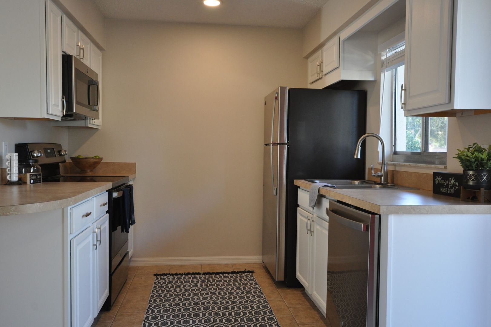 Tavares Apartment: 380 Dora Ave