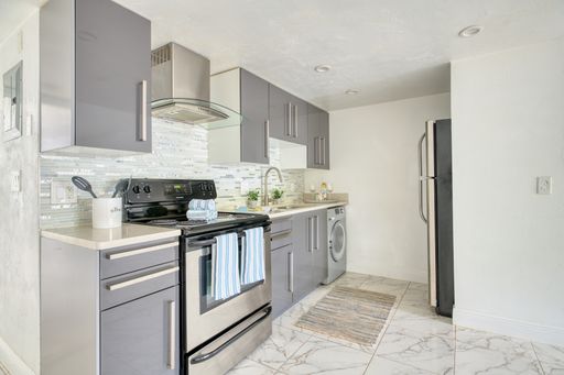 Beautifully Renovated 1-Bedroom Apartments Just Steps from UF Health – photo 1