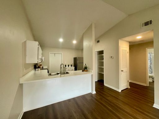 Beautifully Renovated 2 Bedroom, 1 Bath Apartment Home! – photo 1