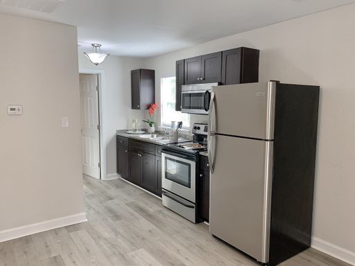 Move-in By August 28th Receive One Month Free! Beautifully Renovated One Bedroom Apartment Home in Gainesville, FL! – photo 1