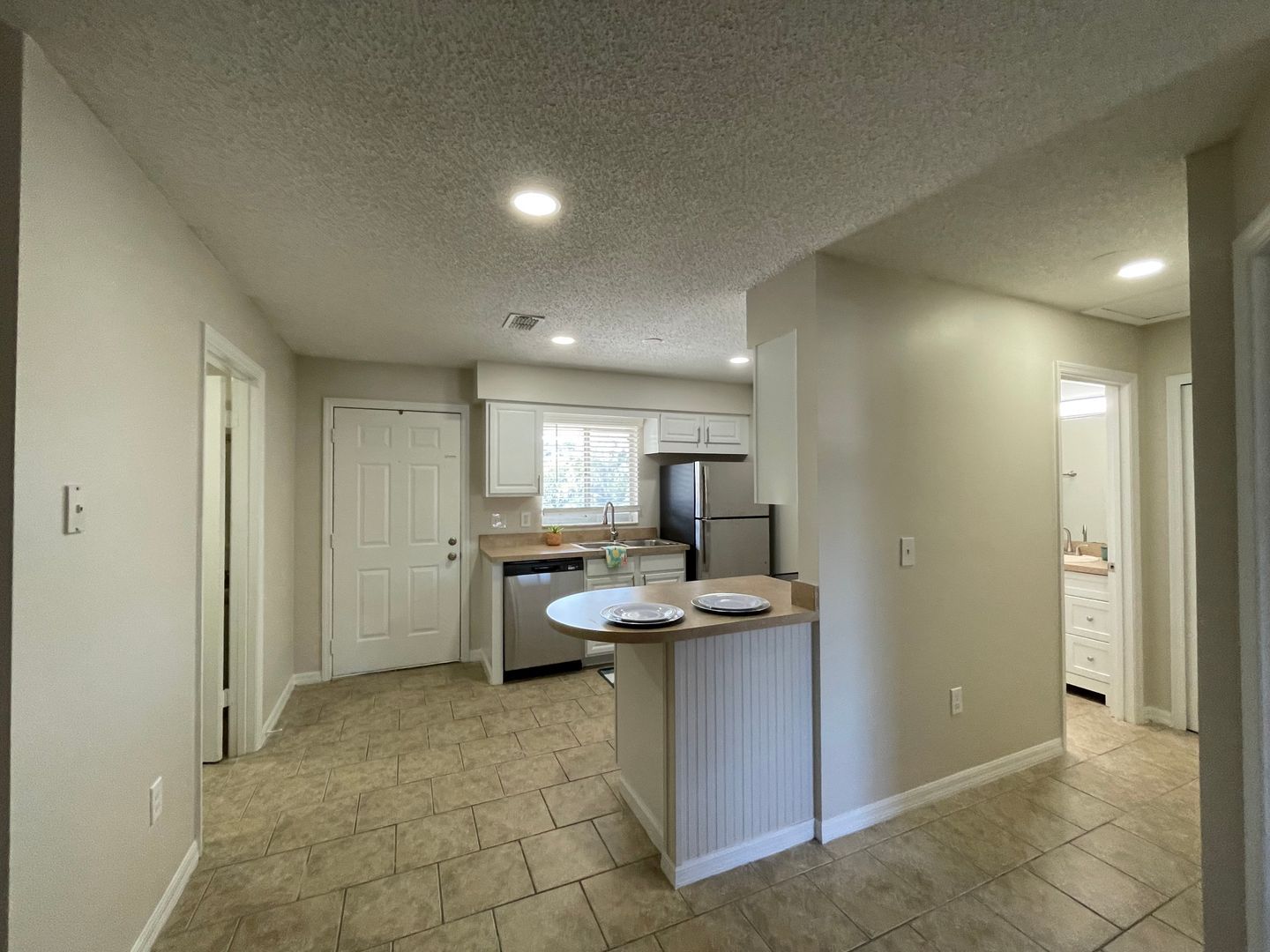 Tavares Apartment: 380 Dora Ave