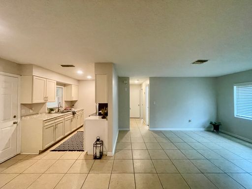 Beautifully Renovated 2 Bedroom, 1 Bath Apartment Home! – photo 1