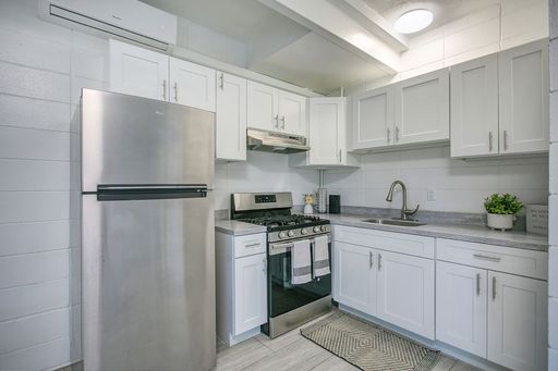 Beautiful updated 1 Bedroom 1 Bath in small community! – photo 1