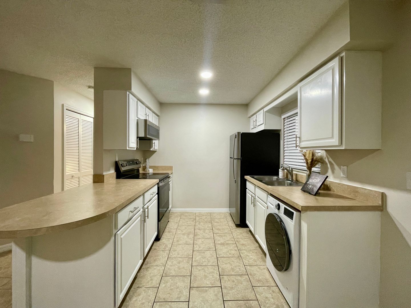 Tavares Apartment: 380 Dora Ave