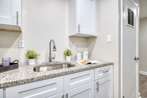 Beautifully Renovated 1 Bedroom! – photo 1