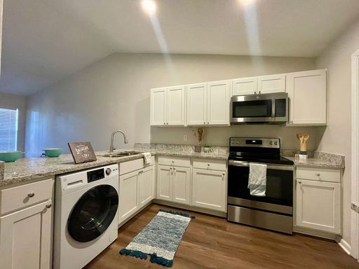 Beautifully Renovated 2 Bedroom, 1 Bath Apartment Home! – photo 1