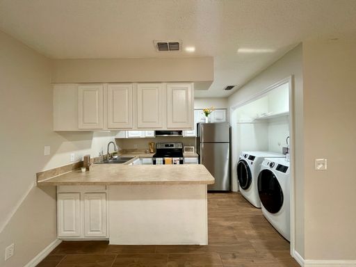 Beautifully Renovated 2 Bedroom, 1 Bath Apartment Home! – photo 1