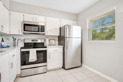 Newly Renovated 2/1 Apartment with Washer and Dryer – photo 1