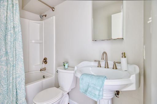 Stunning Two Bed Two Bath Apartment Home in Gainesville, FL! – photo 1