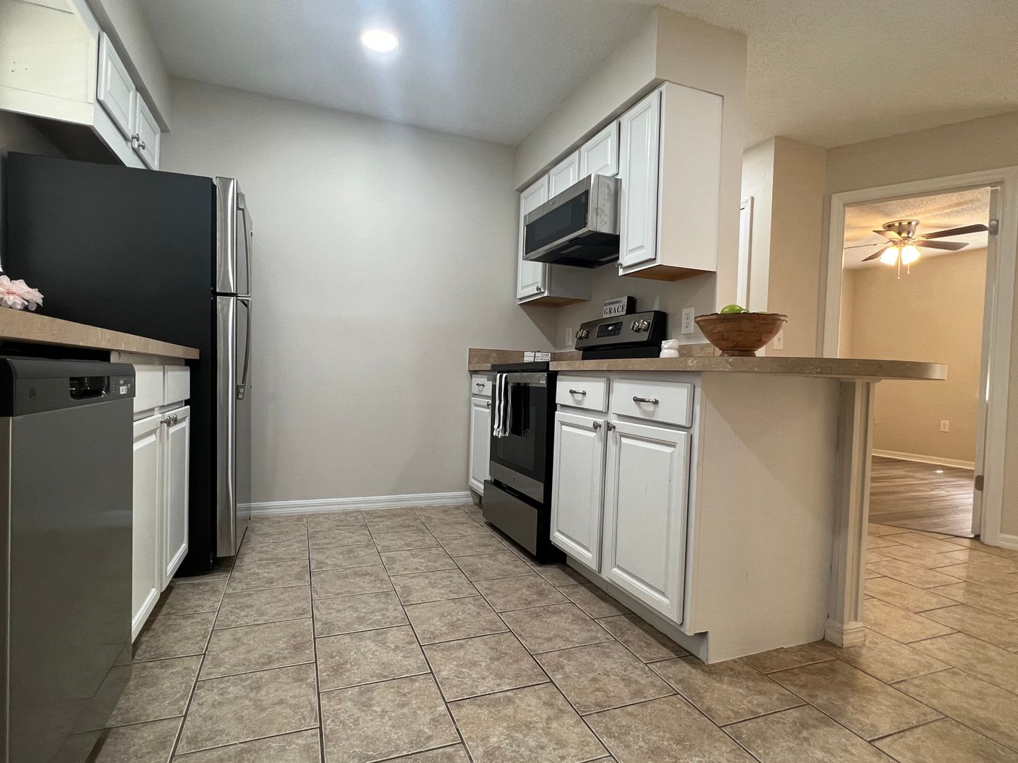 Tavares Apartment: 380 Dora Ave