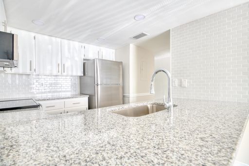 Newly Renovated Spacious Two Bedroom Apartment Home! – photo 1
