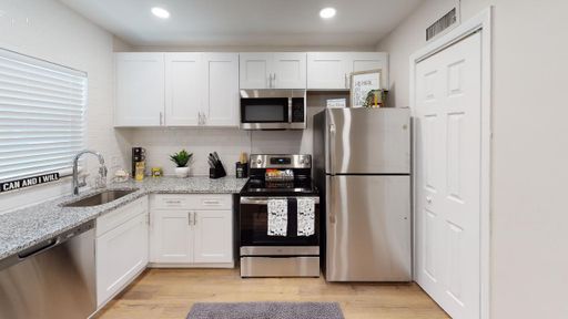 Newly Renovated One Bedroom One Bath Apartment in Downtown Orlando! MOVE IN BY 9/4 AND RECEIVE OCTOBER FREE!! – photo 1