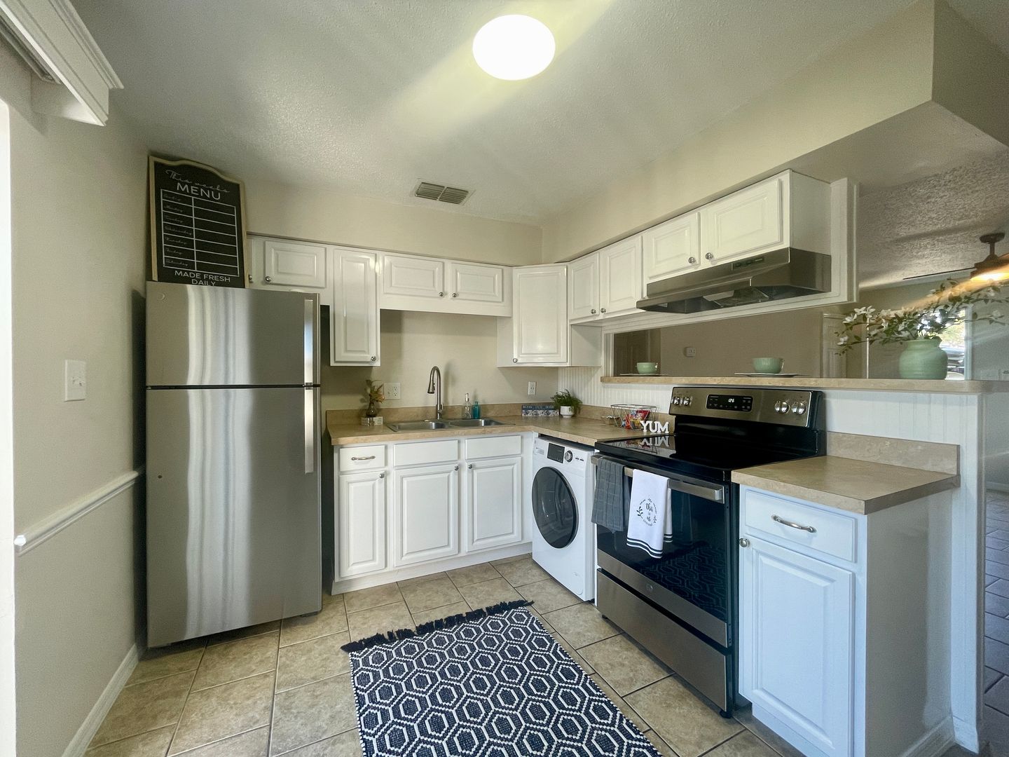 Tavares Apartment: 380 Dora Ave