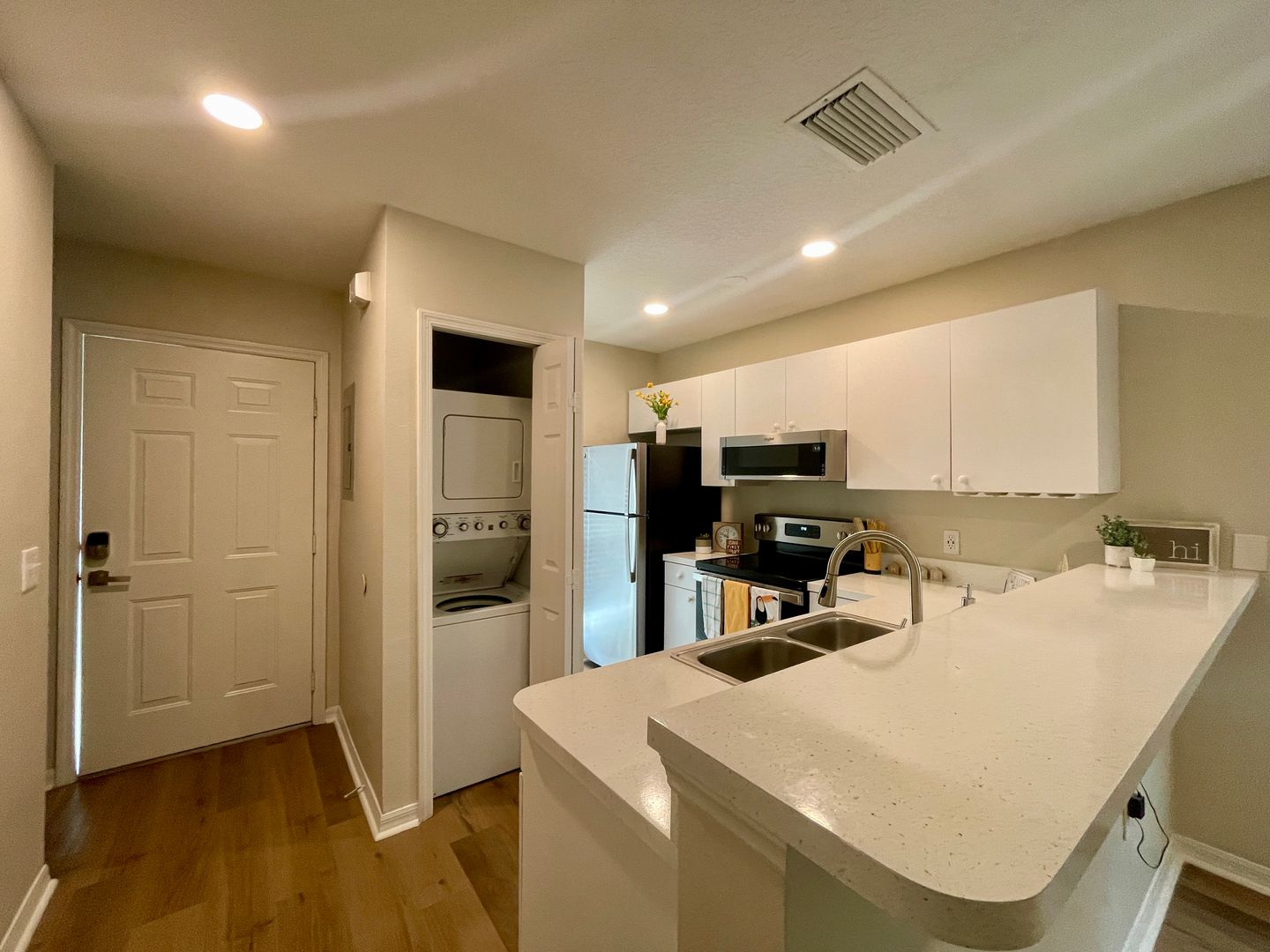 Lady Lake Apartment: 102 Sue Lane