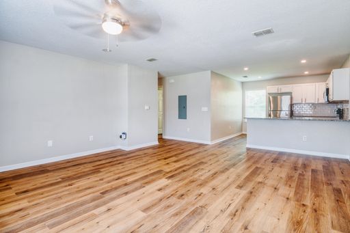 Newly Renovated Spacious Three Bed Two Bath Apartment Home! – photo 1