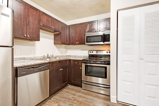 Beautifully Renovated Two Bedroom Apartment Home in Gainesville, FL! – photo 1