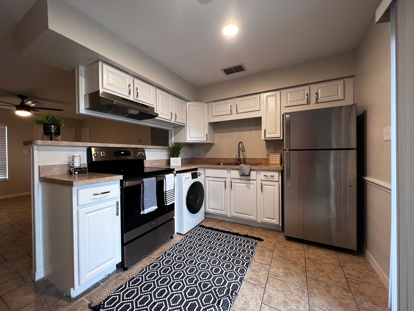 Tavares Apartment: 380 Dora Ave
