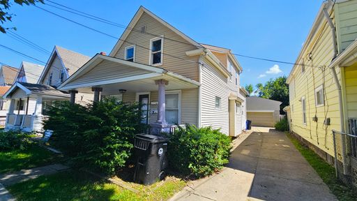 Beautifully Restored 2 Bedroom + Bonus Room – First Floor Living in Cleveland! – photo 1