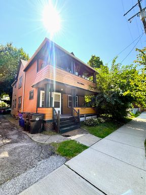 Cleveland – Charming Downstairs 2 Bedroom with Central AC! – photo 1