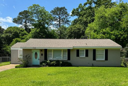 3 Bedroom Classic Brick Cutie!! – photo 1