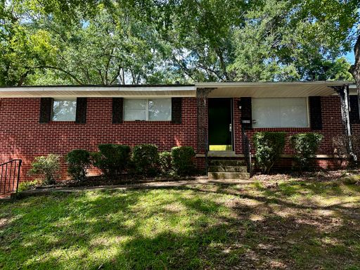 DON'T MISS - 3 Bedroom - Beautiful Brick Home – photo 1