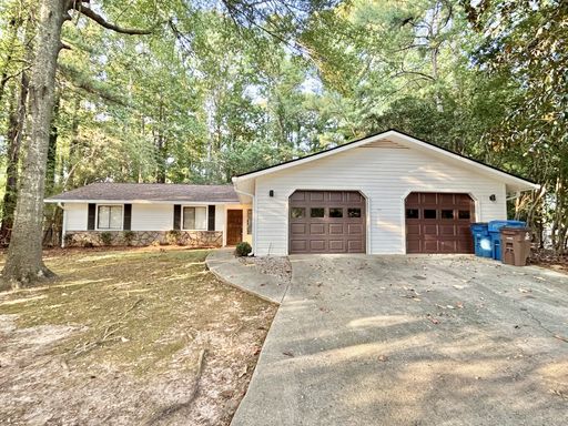 Discover this well-maintained 3-bedroom, 2-bath home in Peachtree City, GA. – photo 1
