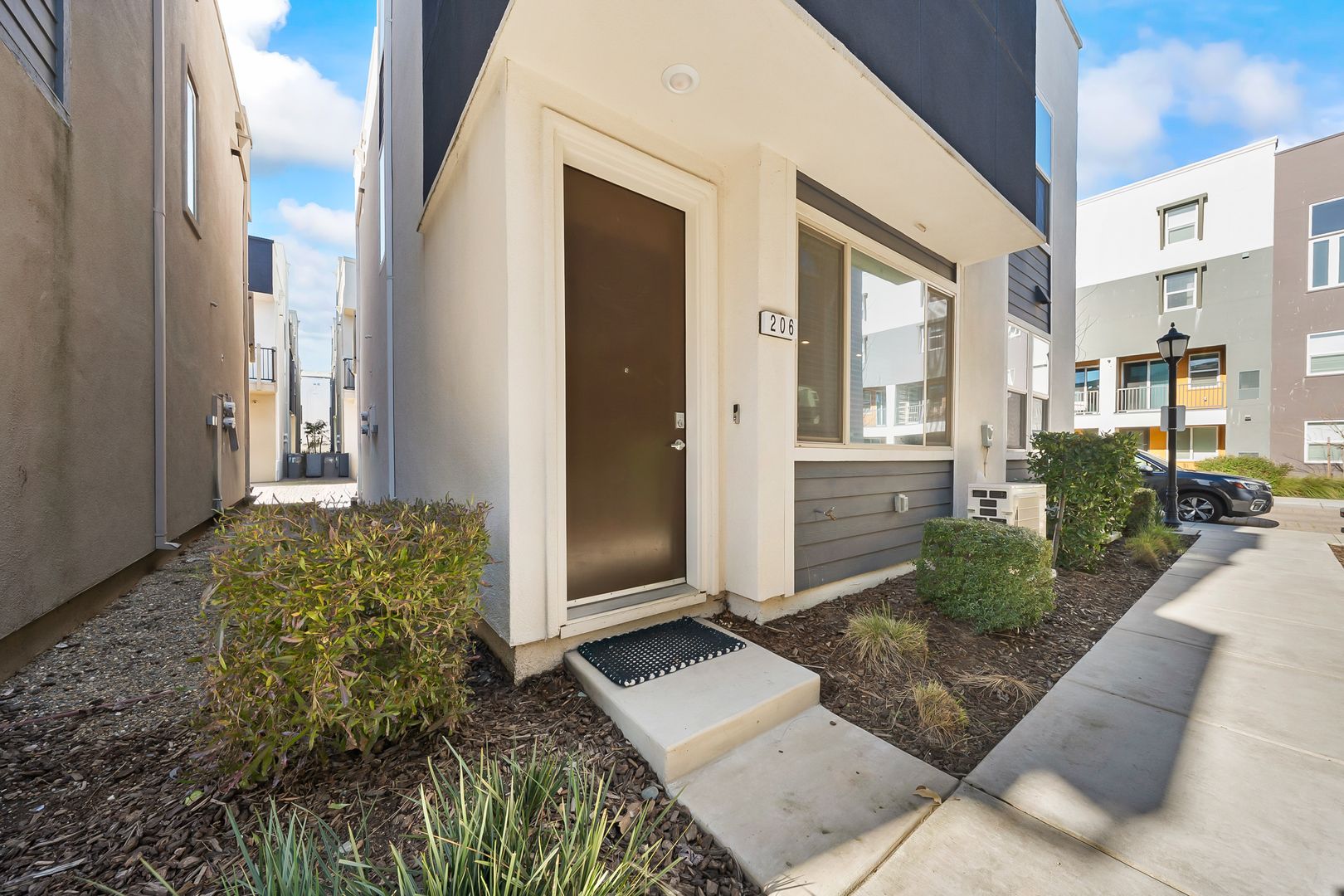 Sacramento House: 206 Box Lane