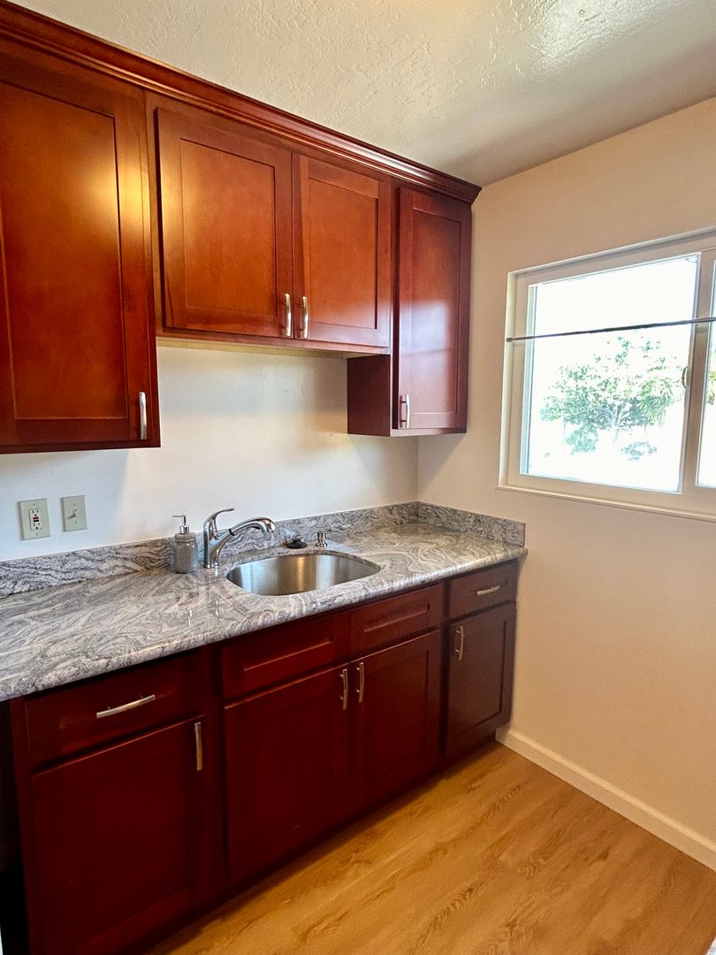 Castro Valley Apartment: 20512 Park Way
