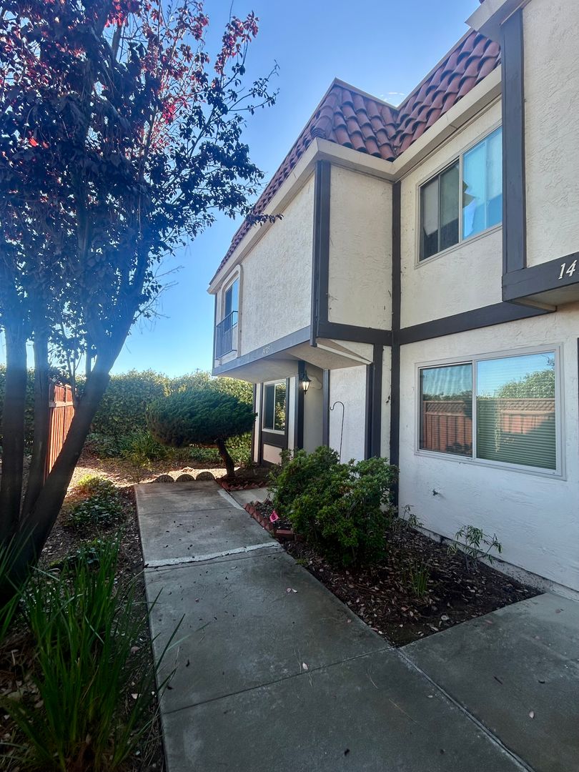 San Leandro Townhome: 14725 Doolittle Dr.