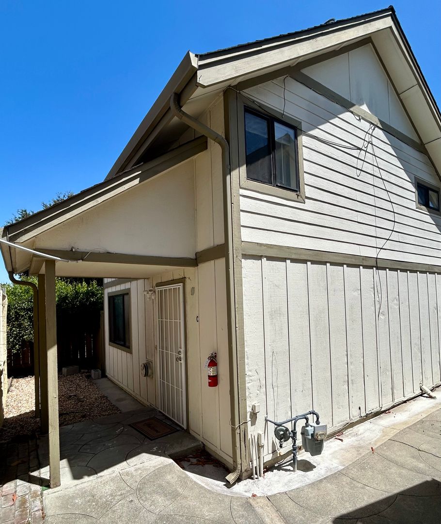 Oakland Apartment: 1714 Chestnut St.