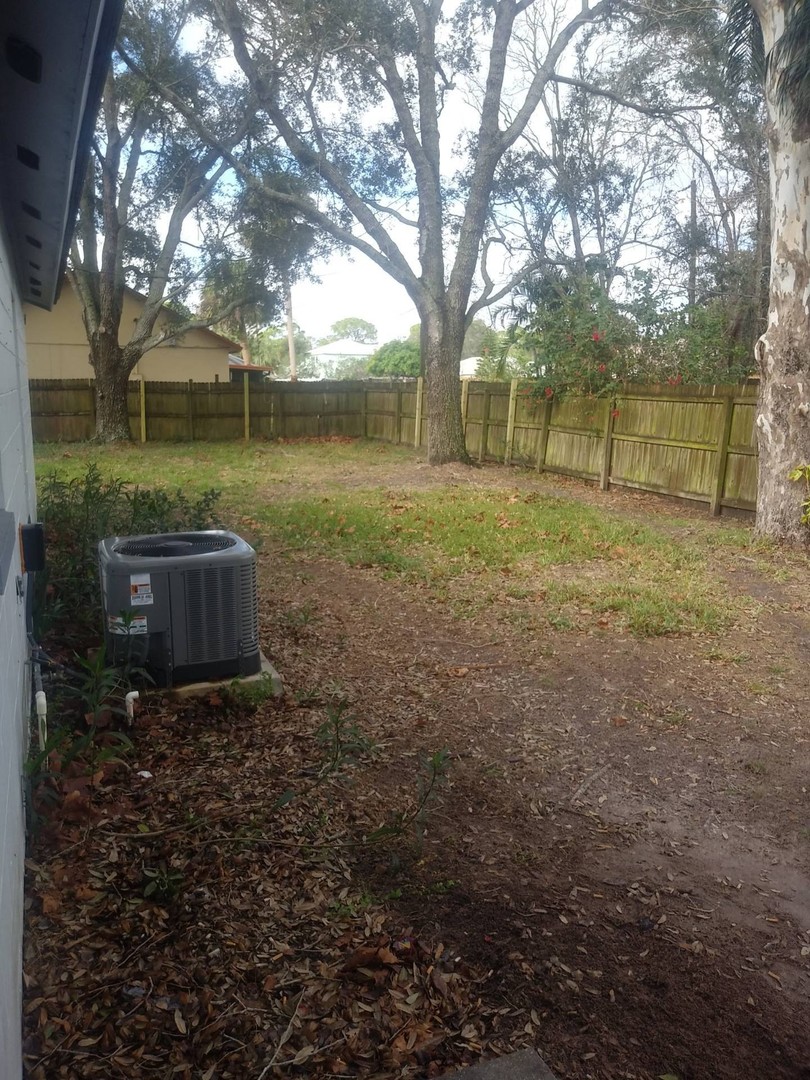 Palm Bay House: 895 Dupont St NE