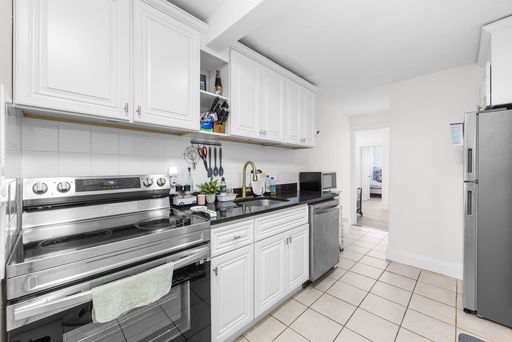1 Bed - Close to T - Private Patio - Laundry in Building