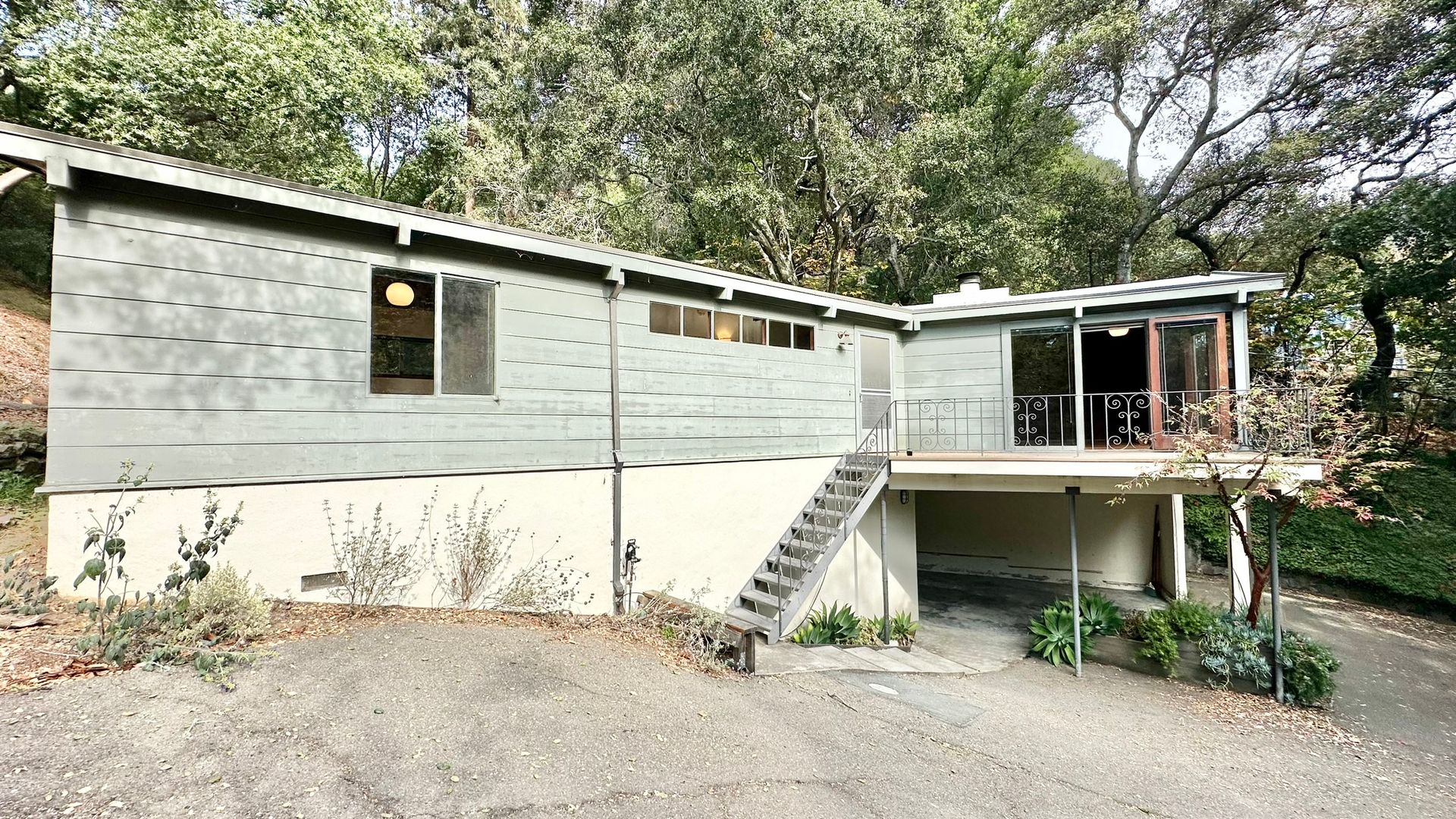 Berkeley House: 7547 Claremont Avenue