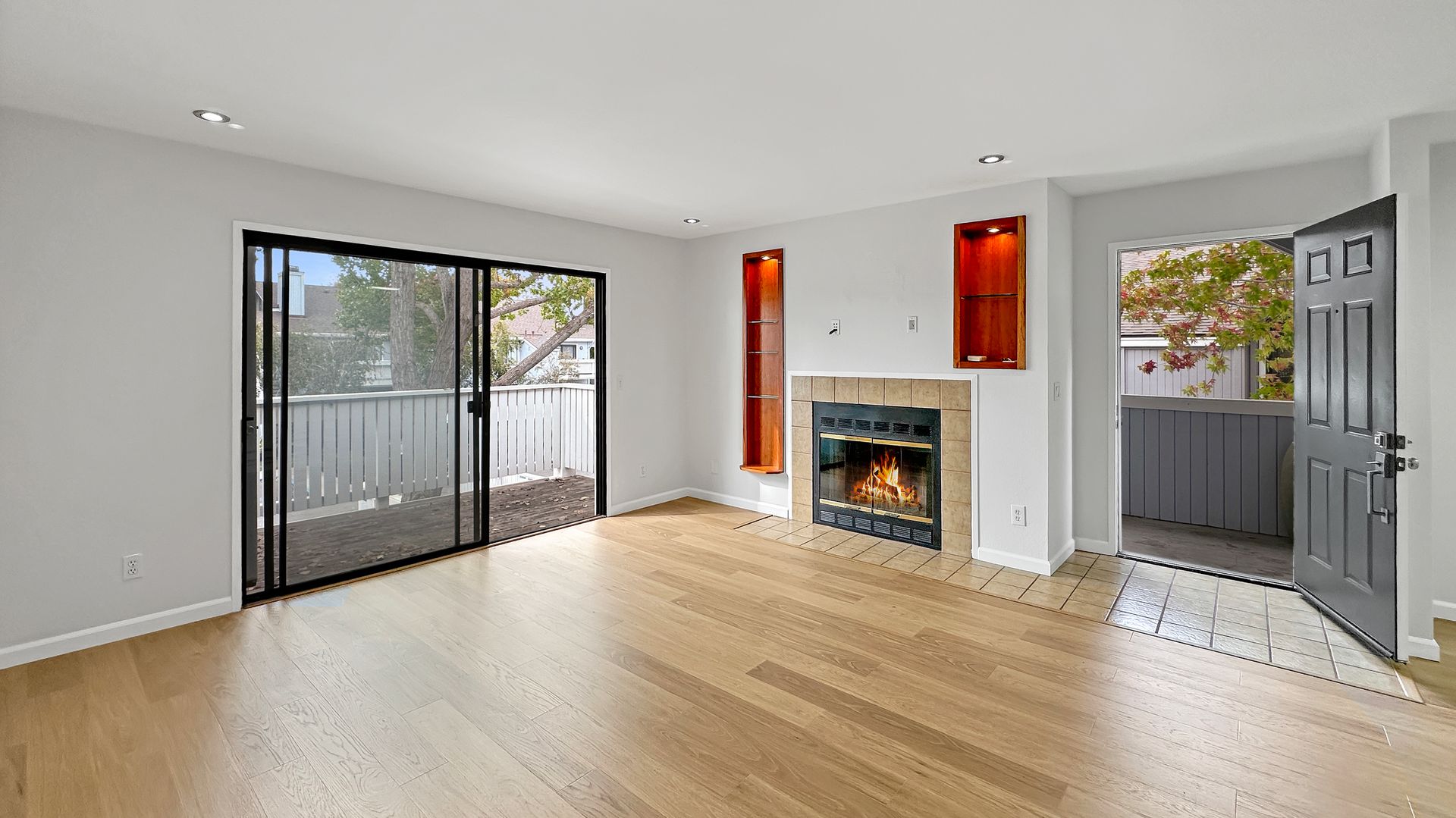 Richmond Condo: 92 Schooner Ct.