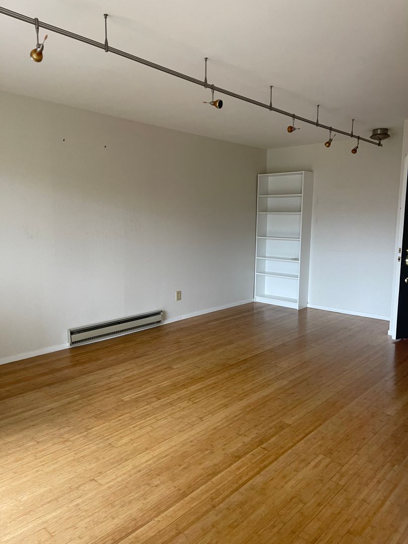 5 Commodore Drive, Apt B301, Emeryville, CA 94608