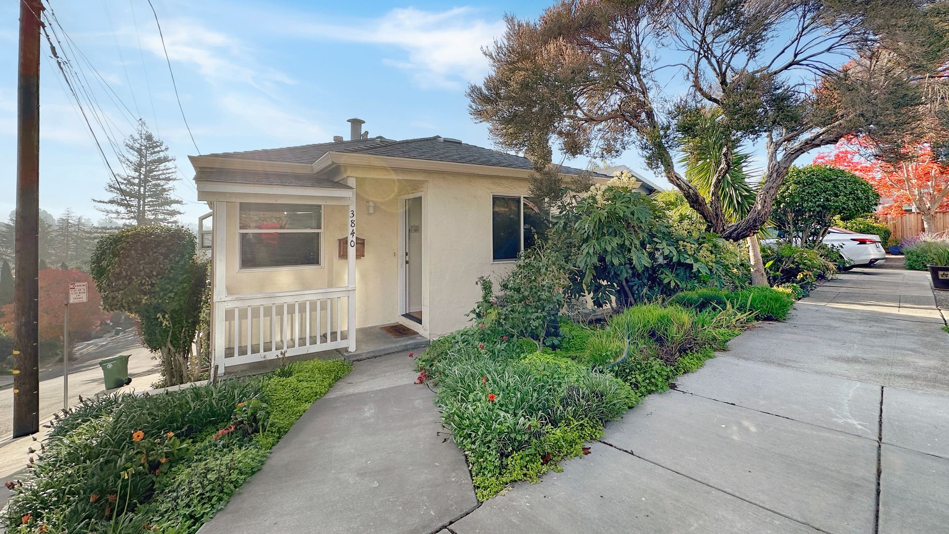Oakland House: 3840 Huntington Street