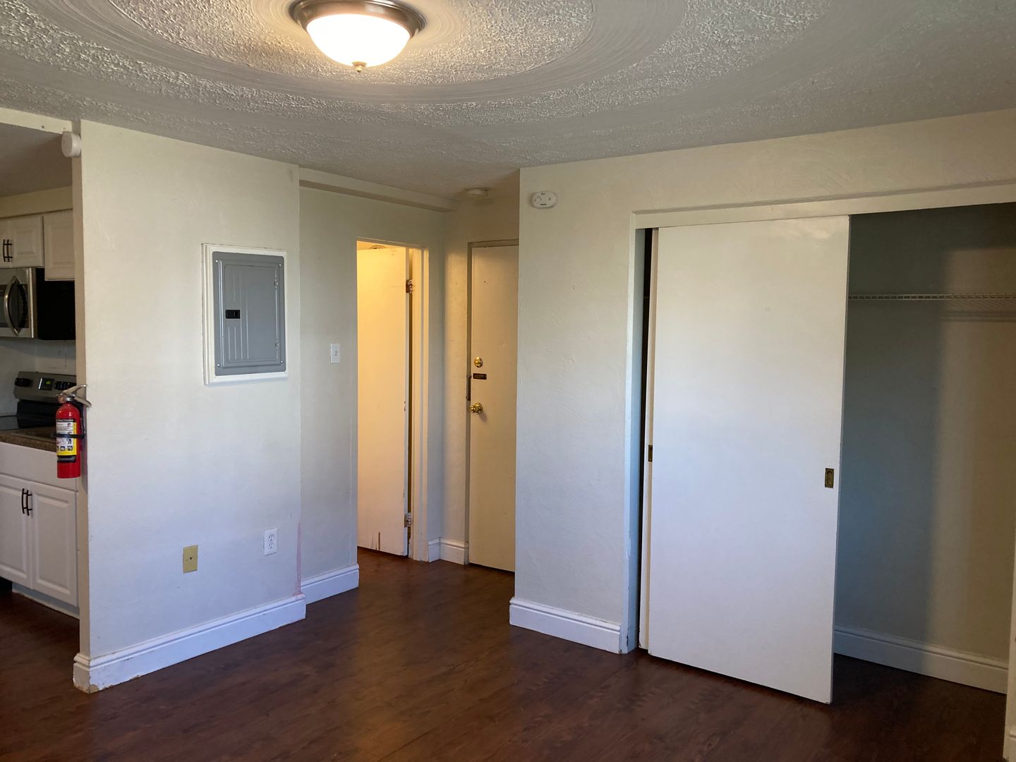 Bellevue Apartment: 54 Hawley Avenue