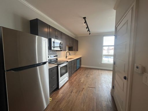 Woodland Park - 1 Bed/1 Bath Apartment with Large Windows – photo 1