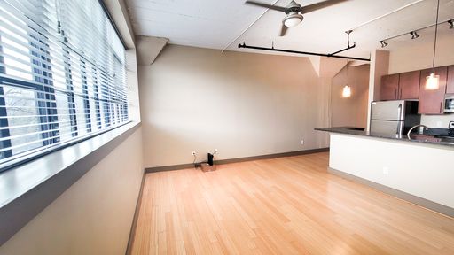 The River House - 2 Bedroom/ 2 Bathroom Apartment with Large Windows – photo 1