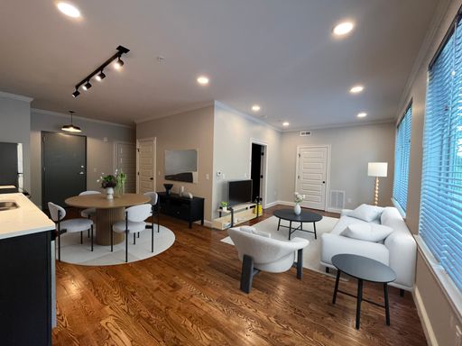 Woodland Park - 1 Bed/1 Bath Apartment with Large Windows and Parking – photo 1