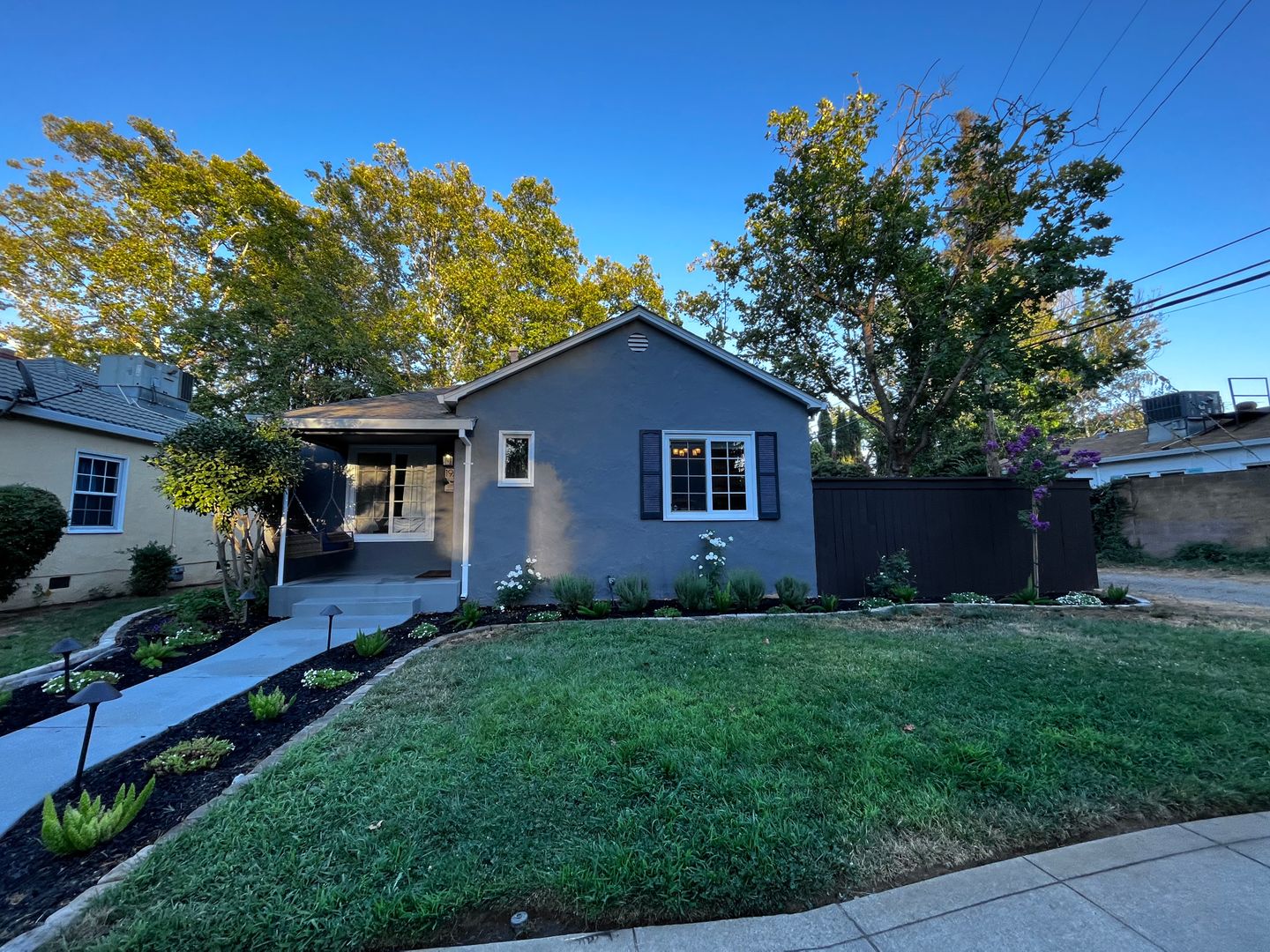 Sacramento House: 1909 39th St