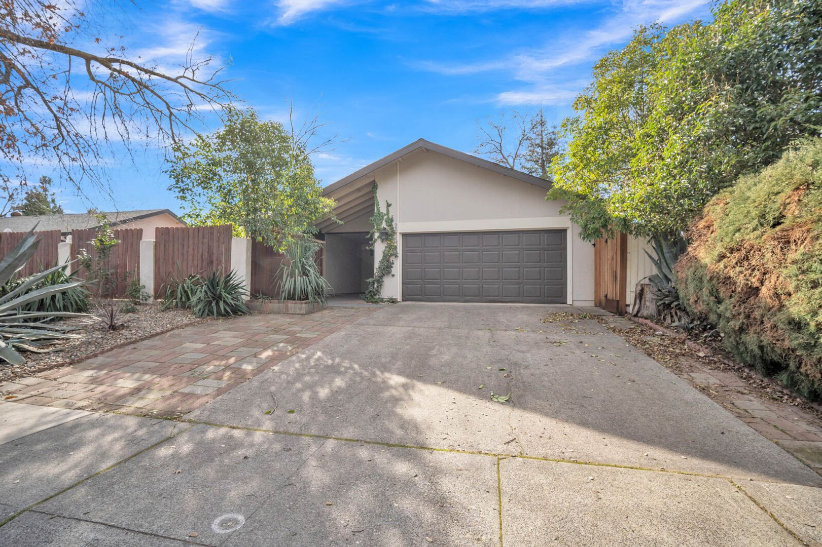 Rancho Cordova House: 2200 Trails Ct