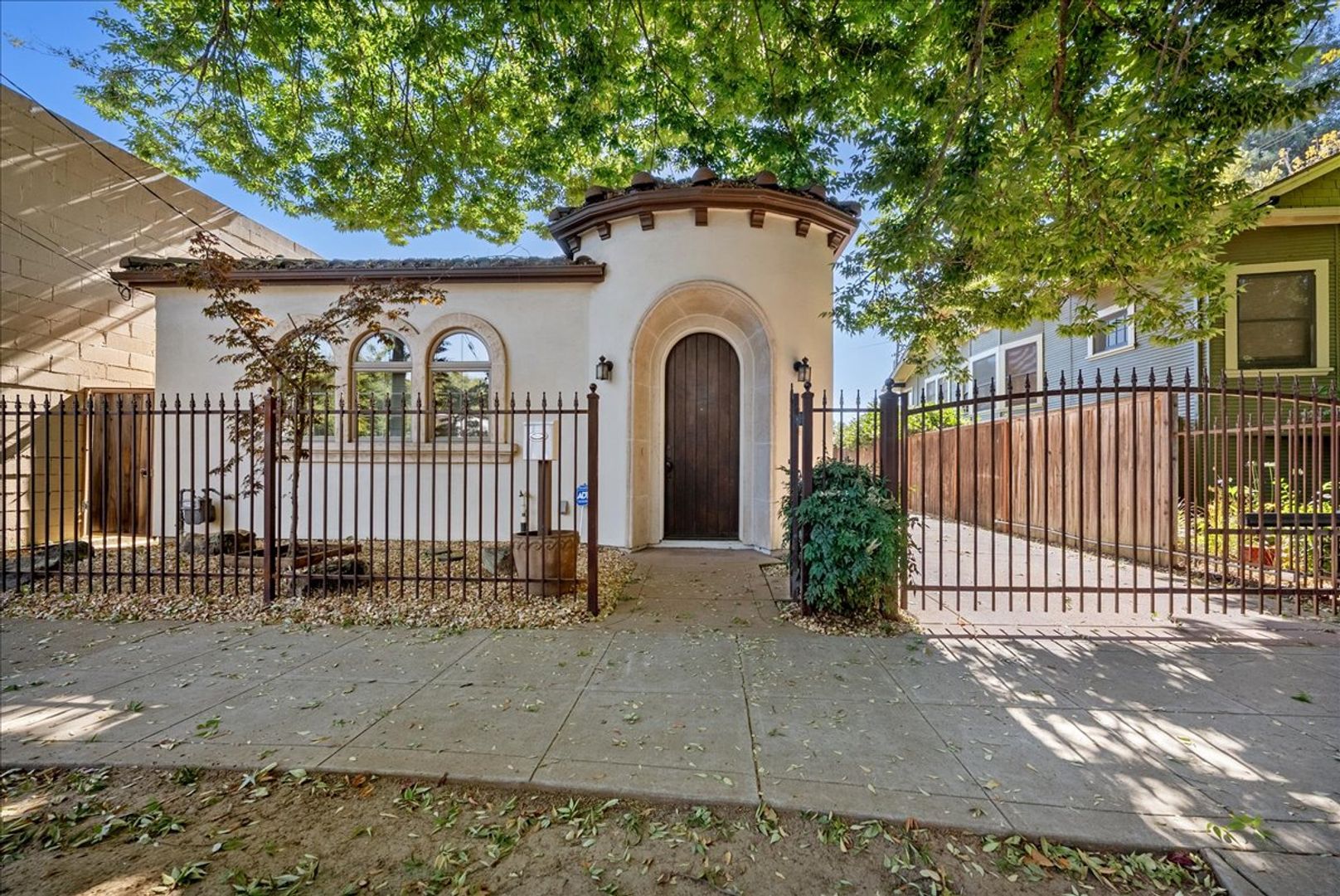 Sacramento House: 1911 12th St