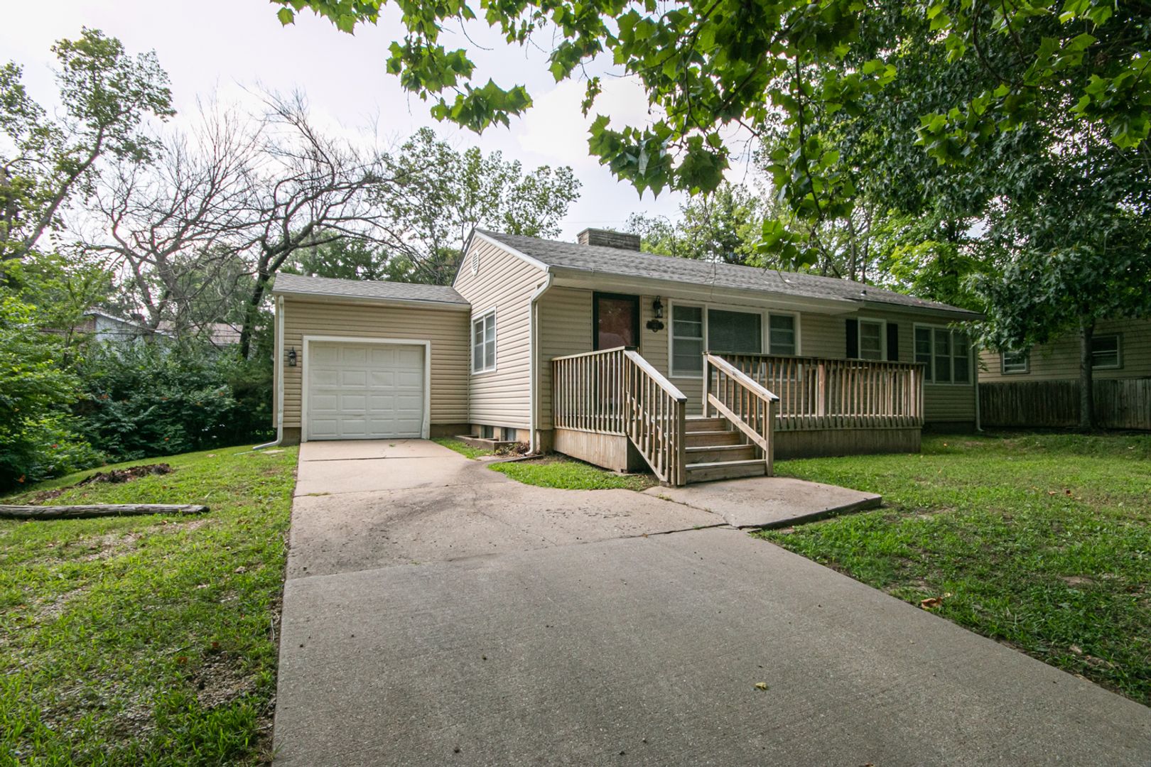 Manhattan House: 1411 Vista Lane