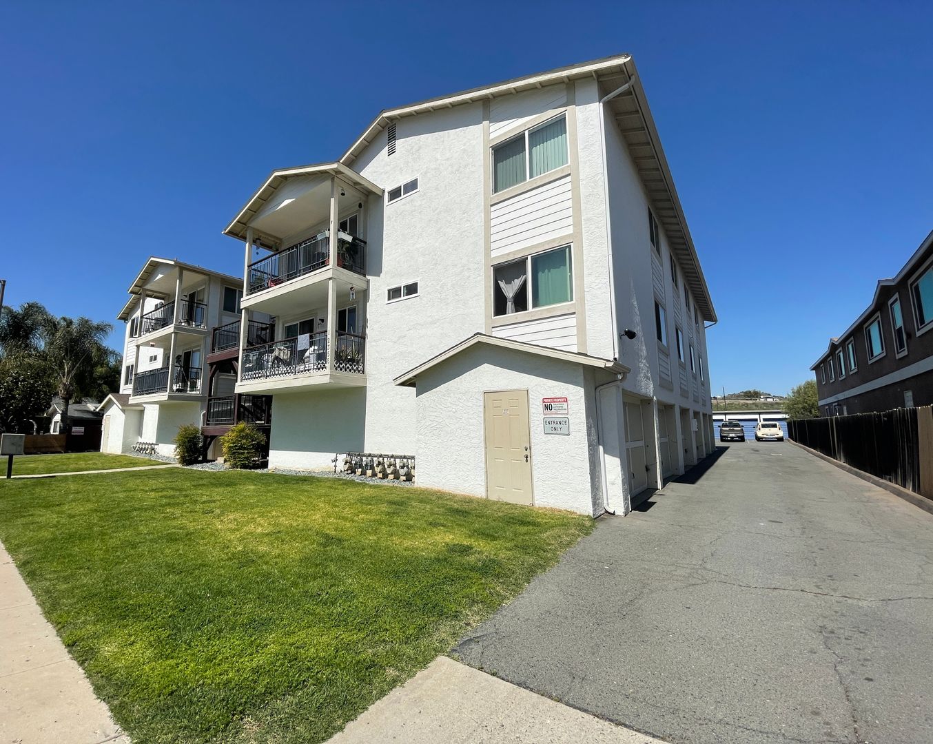 Lakeside Apartment: 12350-56 Lakeshore Drive